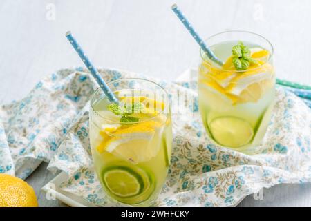 Sommergetränk mit Zitrusfrüchten Stockfoto