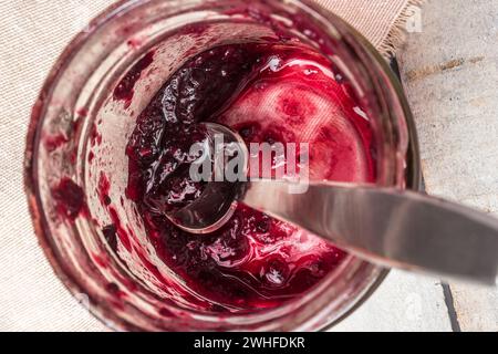 Glas mit Marmelade aus rotem Obst Stockfoto