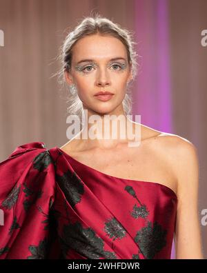 Model spaziert auf dem Laufsteg während der Fashion Week von Nardos Imam für NARDOS im Herbst 2024 im Lotos Club in New York am 9. Februar 2024 Stockfoto