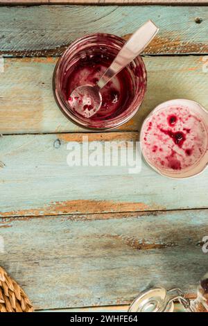 Glas mit Marmelade aus rotem Obst Stockfoto