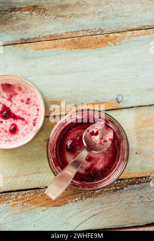 Glas mit Marmelade aus rotem Obst Stockfoto