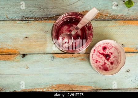 Glas mit Marmelade aus rotem Obst Stockfoto