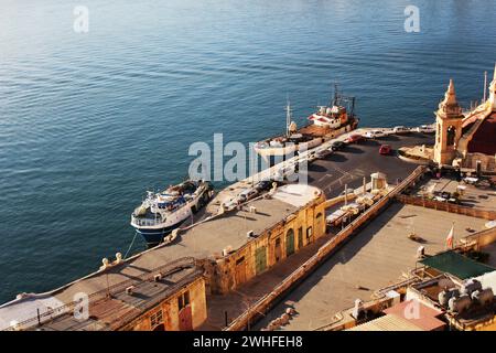 Panoramablick auf die antike Verteidigung von Valletta und den Grand Harbor mit Schiffen Stockfoto