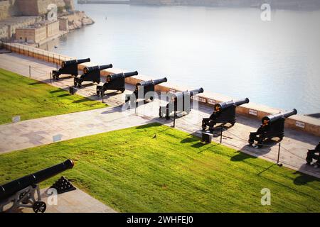 Wunderschöner Blick von den oberen Barrakka Gärten auf Saluting Battery und Grand Harbor von Valletta, Malta Stockfoto