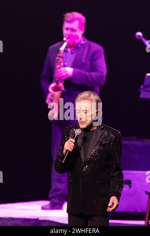 Miami, Vereinigte Staaten Von Amerika. Februar 2024. HOLLYWOOD, FL-FEB 9: Frankie Valli tritt am 9. Februar 2024 im Hard Rock Live im Seminole Hard Rock Hotel & Casino Hollywood in Hollywood auf. (Foto: Alberto E. Tamargo/SIPA USA) Credit: SIPA USA/Alamy Live News Stockfoto