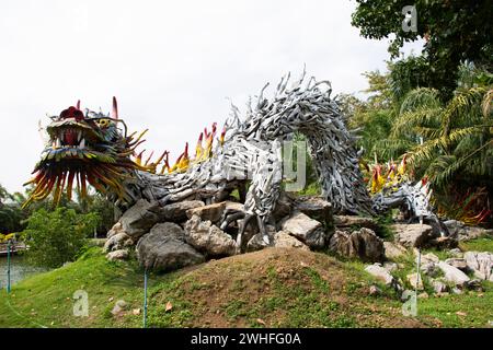 Kunstskulptur Schnitzerei hölzerne chinesische alte Drachen und Holz antike Schlangennaga im Garten Park für thailänder Reise Besuch des Wat Tham Khao Stockfoto