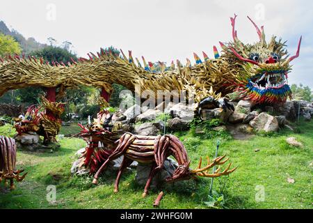 Kunstskulptur Schnitzerei hölzerne chinesische alte Drachen und Holz antike Schlangennaga im Garten Park für thailänder Reise Besuch des Wat Tham Khao Stockfoto