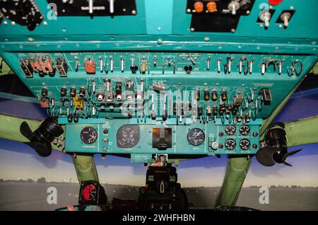 Avionikgeräte und Sensoren im Cockpit eines alten Flugzeugs Stockfoto