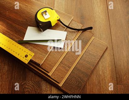 Laminat Dielen und Tools auf Holz- Hintergrund. Verschiedene Tischler Werkzeuge auf dem Laminat. Top View Stockfoto