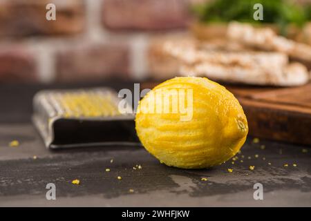 Zitronenschale auf der Küchenarbeitsplatte Stockfoto