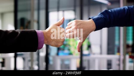 In der Nähe von zwei Geschäftsleute, die Hände sichtbar und Daumen hoch, Daumen runter Zeichen Stockfoto