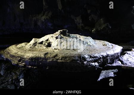 Vulkanische Felsformation in Manjanggul Lavaröhrenhöhle, unesco-Weltkulturerbe auf Jeju Island Stockfoto