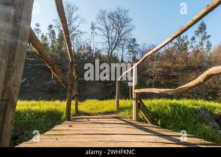 Fußgänger-Holzbrücke Stockfoto