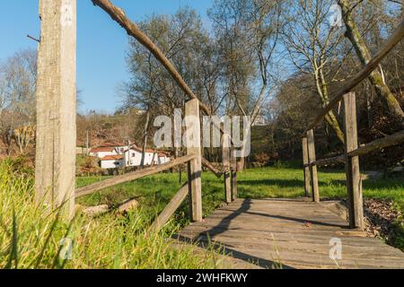 Fußgänger-Holzbrücke Stockfoto