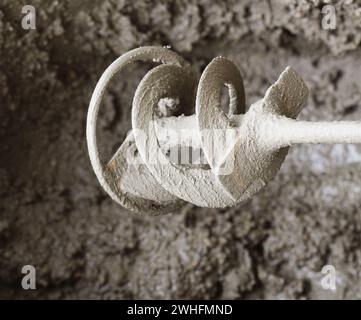 Betonmischung mit elektrischer Bohrmaschine und Mischer Stockfoto