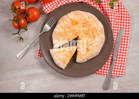 Pizza Calzone auf hölzernem Hintergrund Stockfoto