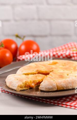 Pizza Calzone auf hölzernem Hintergrund Stockfoto