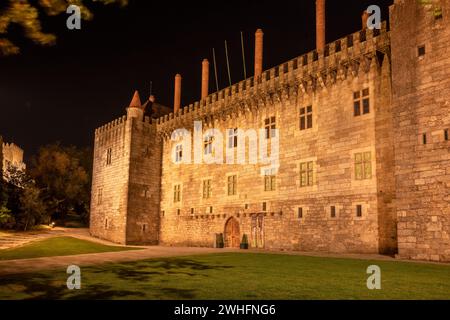 Nachtansicht auf den Palast der Herzöge von Braganca Stockfoto