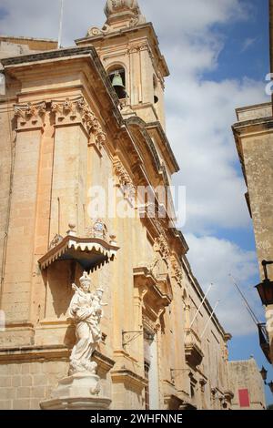 Statue der Jungfrau Maria mit Jesus Kind an der Ecke Carmelite Priory in Mdina. Malta Stockfoto