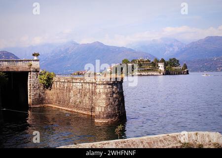 Blick auf die Isola Bella, Lago Maggiore, Italien. Isola Bella befindet sich in der Mitte des Lago Maggiore, nahe der Stadt Stres Stockfoto