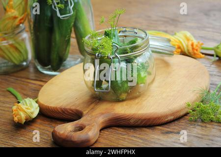 Zucchini-Preserve in Glasgefäß auf einem Holztisch. Hausgemachte Konservendosen im Winterreservat Stockfoto