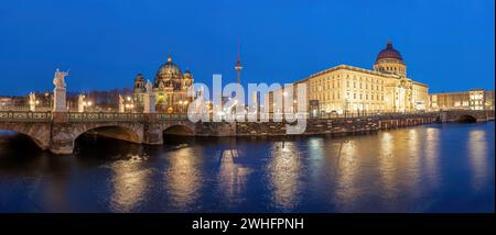 Panorama des Berliner Doms, des Fernsehturms und des wiederaufgebauten Stadtschlosses bei Nacht Stockfoto