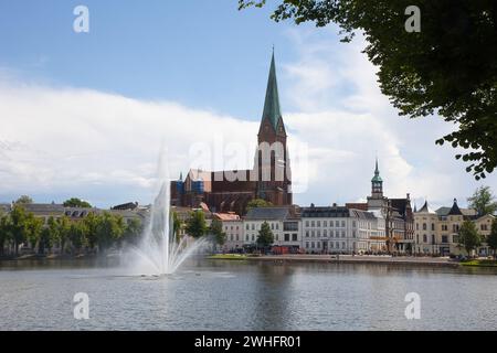 Deutschland, Mecklenburg-Vorpommern, Schwerin - 26. Juli 2023: Blick über den Pfaffenteich zum Schweriner Dom. Stockfoto