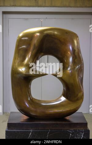 Oval mit Punkten, Bronzeskulptur von Henry Moore, Museum of Modern Art, Teheran. Iran Stockfoto