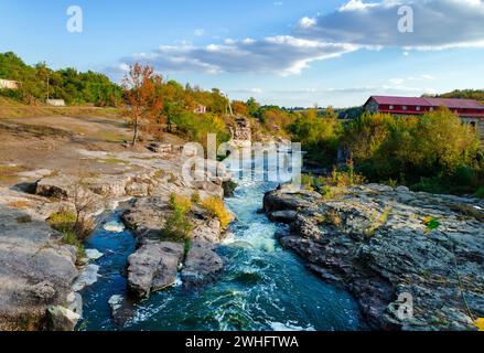 Der Fluss Gorny Tikic fließt in den Felsen und Schluchten, an einem warmen sonnigen Herbstnachmittag in der Ukraine Stockfoto