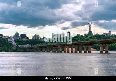 Brücke über den Fluss Dnieper Stockfoto