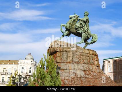 Denkmal für Hetman Bogdan Chmelnitski auf dem Sophia-Platz mit der Inschrift BOGDAN CHMELNYZKI 1888 Stockfoto