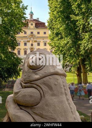 Froschfigur aus Sand, im Hintergrund Schloss Ludwigsburg, blühender Barock Stockfoto