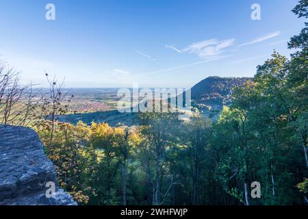 hügel Breitenstein, Blick von der Ruine der Burg Diepoldsburg Rauber Lenningen Schwäbische Alb, Schwäbische Alb Baden-Württemberg Deutschland Stockfoto