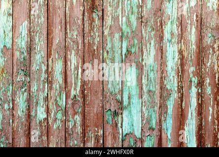 Alte Holzdielen mit abblätternder roter Farbe Stockfoto