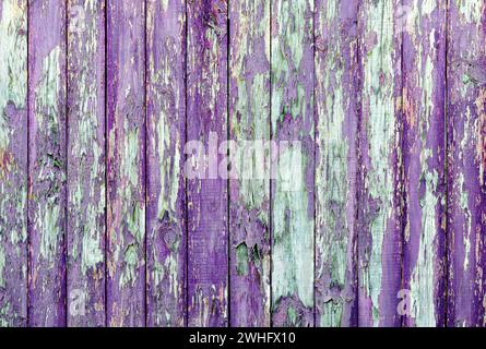 Hintergrund von Holzdielen mit abgeschälter Fliederfarbe Stockfoto
