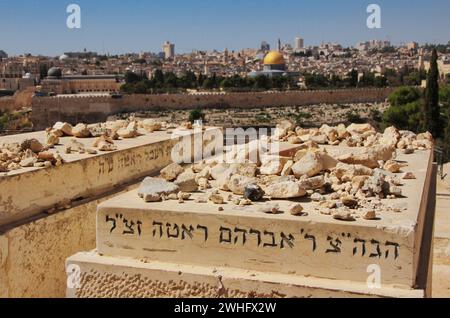 Blick vom Ölberg über den jüdischen Friedhof zum Tempelberg in Jerusalem Stockfoto