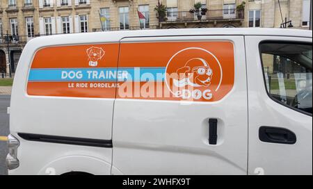 Bordeaux , Frankreich - 01 25 2024 : edog Logo Marke und Textschild Motorradvermietung auf Kastenwagen in Bordeaux mieten E-Scooter in Selbstbedienungsvermietung URBAN Stockfoto