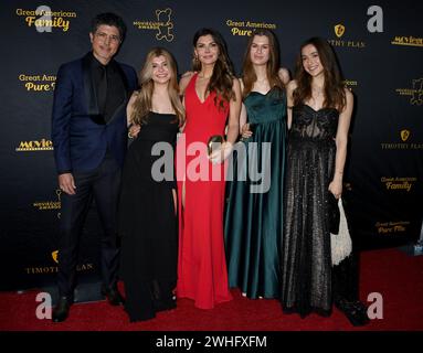 Hollywood, USA. Februar 2024. Alejandro Gomez Monteverde, Estela Ines Monteverde und Ali Landry kamen bei der 31. Annual MovieGuide Awards Gala im Avalon Hollywood am 9. Februar 2024 in Hollywood, KALIFORNIEN. © Tammie Arroyo/AFF-USA.com Credit: AFF/Alamy Live News Stockfoto