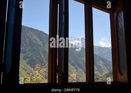 Fenster draußen klicken Sie nach starkem Schneefall im Dorf Kaghan Valley Stockfoto