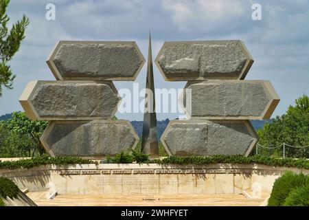 Kunstwerk auf dem AuÃŸengelÃ¤nde von Yad Vashem in Jerusalem. Blick auf das Denkmal für jüdische Soldaten und Partisanen von Bernie Fi Stockfoto