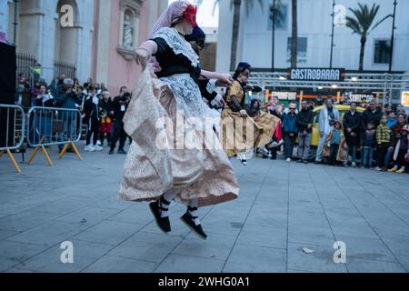 Vilanova i la Geltru begrüßt den Karnevalskönig mit dem traditionellen „Arrivo“ mit den Vilanova-Teufeln und ihren Korrefocs. Nach der Predigt finden am 9. Februar 2024 in Vilanova i la Geltru, Spanien, eine Parade mit Tänzen, Musik und Kostümen statt. (Foto: Marc Asensio/NurPhoto) Credit: NurPhoto SRL/Alamy Live News Stockfoto