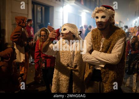 Vilanova i la Geltru begrüßt den Karnevalskönig mit dem traditionellen „Arrivo“ mit den Vilanova-Teufeln und ihren Korrefocs. Nach der Predigt finden am 9. Februar 2024 in Vilanova i la Geltru, Spanien, eine Parade mit Tänzen, Musik und Kostümen statt. (Foto: Marc Asensio/NurPhoto) Credit: NurPhoto SRL/Alamy Live News Stockfoto