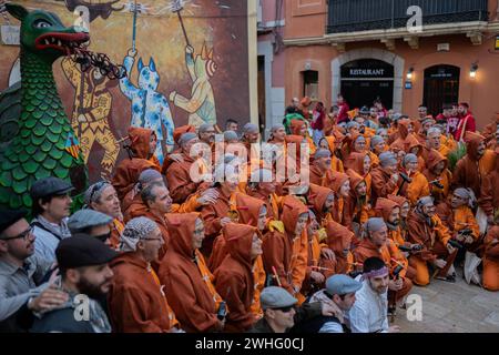 Vilanova i la Geltru begrüßt den Karnevalskönig mit dem traditionellen „Arrivo“ mit den Vilanova-Teufeln und ihren Korrefocs. Nach der Predigt finden am 9. Februar 2024 in Vilanova i la Geltru, Spanien, eine Parade mit Tänzen, Musik und Kostümen statt. (Foto: Marc Asensio/NurPhoto) Credit: NurPhoto SRL/Alamy Live News Stockfoto