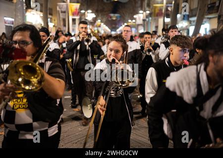 Vilanova i la Geltru begrüßt den Karnevalskönig mit dem traditionellen „Arrivo“ mit den Vilanova-Teufeln und ihren Korrefocs. Nach der Predigt finden am 9. Februar 2024 in Vilanova i la Geltru, Spanien, eine Parade mit Tänzen, Musik und Kostümen statt. (Foto: Marc Asensio/NurPhoto) Credit: NurPhoto SRL/Alamy Live News Stockfoto