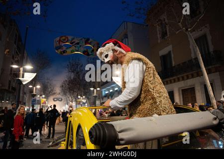 Vilanova i la Geltru begrüßt den Karnevalskönig mit dem traditionellen „Arrivo“ mit den Vilanova-Teufeln und ihren Korrefocs. Nach der Predigt finden am 9. Februar 2024 in Vilanova i la Geltru, Spanien, eine Parade mit Tänzen, Musik und Kostümen statt. (Foto: Marc Asensio/NurPhoto) Credit: NurPhoto SRL/Alamy Live News Stockfoto