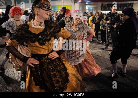 Vilanova i la Geltru begrüßt den Karnevalskönig mit dem traditionellen „Arrivo“ mit den Vilanova-Teufeln und ihren Korrefocs. Nach der Predigt finden am 9. Februar 2024 in Vilanova i la Geltru, Spanien, eine Parade mit Tänzen, Musik und Kostümen statt. (Foto: Marc Asensio/NurPhoto) Credit: NurPhoto SRL/Alamy Live News Stockfoto