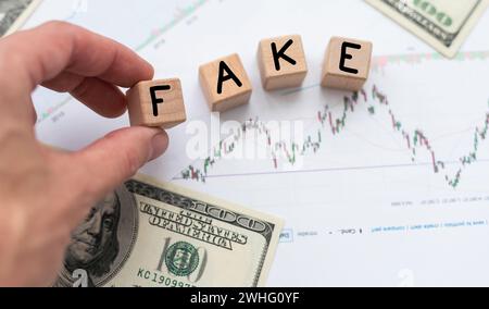 Falsches Nachrichtensymbol. Holzblöcke mit Konzeptworten Fake News auf wunderschönem Hintergrund von Dollarscheinen. Geschäftsmedien und Fake-News-Konzept. Verstanden Stockfoto