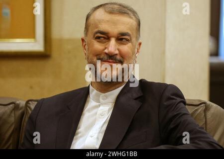 Beirut, Libanon. Februar 2024. Der iranische Außenminister Hossein Amir-Abdollahian trifft sich mit dem libanesischen Premierminister Najib Mikati (nicht im Bild) in Beirut. Marwan Naamani/dpa/Alamy Live News Stockfoto