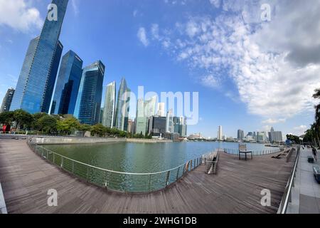 Singapur, 26. Januar 2024. Architektonische Elemente der modernen Stadt. Berühmte Marina Sands Bay mit ihren Wahrzeichen. Stockfoto