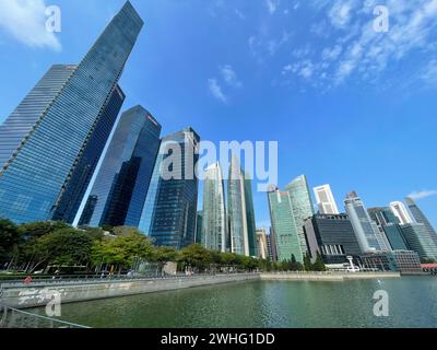 Singapur, 26. Januar 2024. Architektonische Elemente der modernen Stadt. Berühmte Marina Sands Bay mit ihren Wahrzeichen. Stockfoto